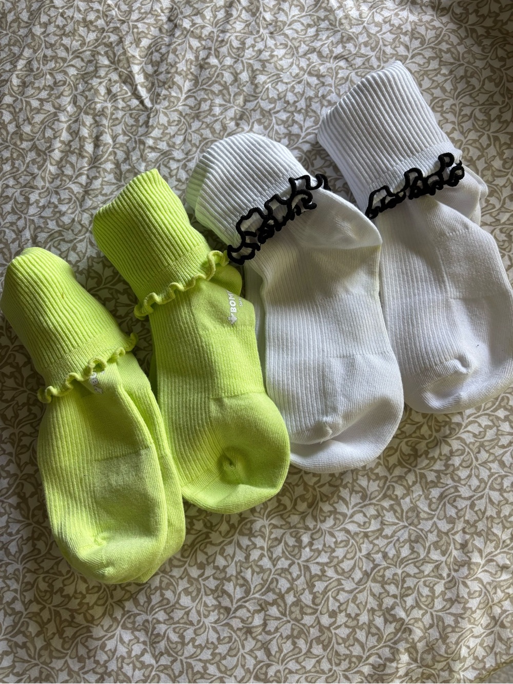 Bombas 4 pairs Womenโs Ruffled Ankle Socks - White & Neon Yellow Size Small